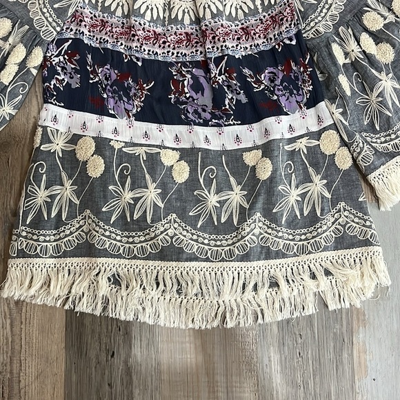 John Mark Boho Embroidered with Fringe trim Tunic with bell sleeves Size medium - Picture 6 of 11